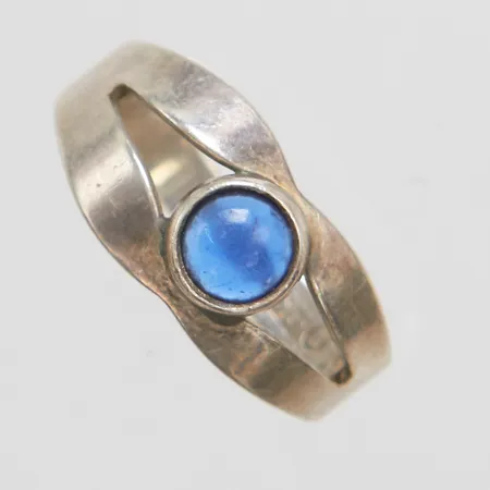 Ring med blå sten, stl:17 bredd: 3,2-10mm, skev, Stockholm, 1963, silver 925/1000 Vikt: 2,7 g