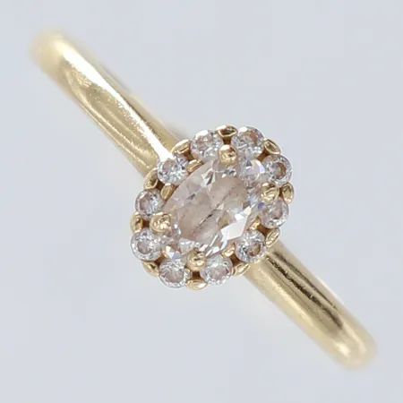 Ring med vita stenar stl:16¼ bredd 1,8-7mm 14K.  Vikt: 1,7 g