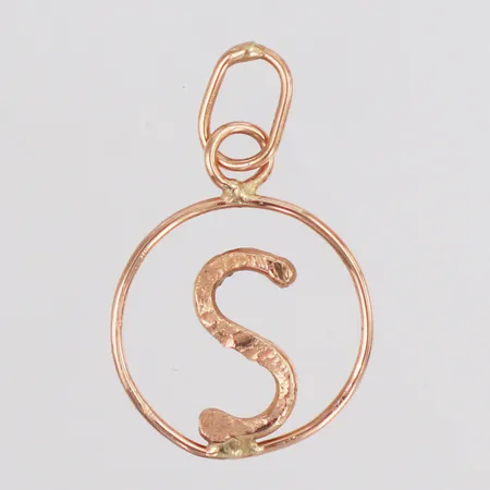 Hänge bokstaven S längd 27mm, bredd 17mm, hamrad bokstav, 18K Vikt: 1,4 g