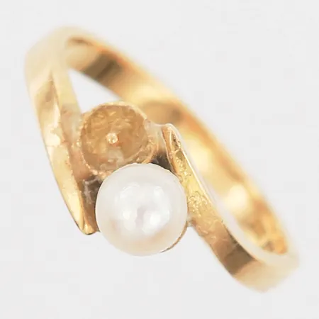 Ring med odlad pärla Ø6mm stl:19½, bredd 3-9mm, en pärla saknas, 18K Vikt: 5,9 g
