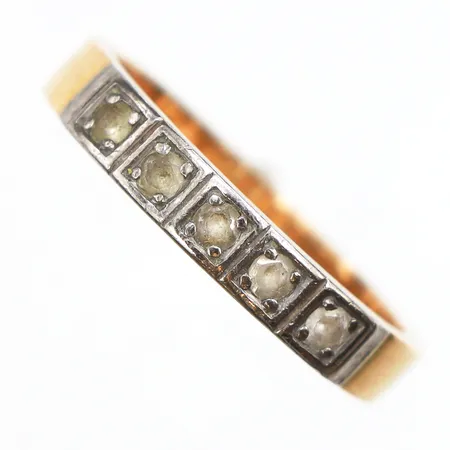 Ring med vita stenar, stl:18, bredd ca 3,3mm, 18K. Vikt: 5,2 g