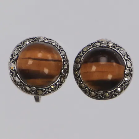 Ett par örhängen med markasiter och tigeröga, Ø11,5mm, skruvlås, importstämplat 830/1000 silver Vikt: 4,3 g