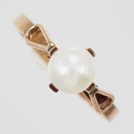 Ring med odlad pärla stl: ca 17¼ bredd: ca 1-2mm pärla Ø ca 6mm 18K Vikt: 1,6 g