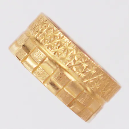 Ring dekor stl:16½, bredd 8,2mm, skev, 21K Vikt: 3,2 g