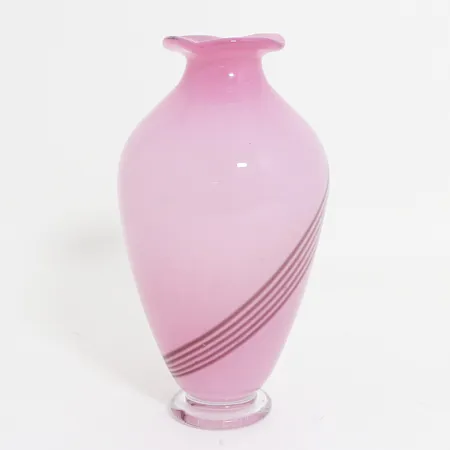 Vas Ulf Johansson för Sjöhyttan 1986, rosa glas, höjd ca 25cm, graverad i botten samt etikettmärkt.  
