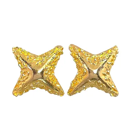 Örhängen i 18K guld, delvis matterade, storlek 8x8 mm, ploppar saknas, fint skick Vikt: 1 g