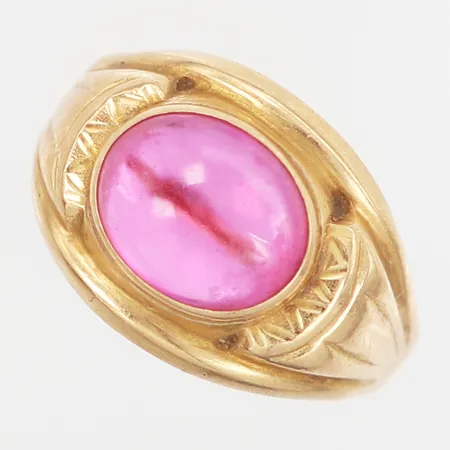 Ring med rosa sten stl:18 bredd: 2-13mm, skev skena, 18K Vikt: 3,1 g