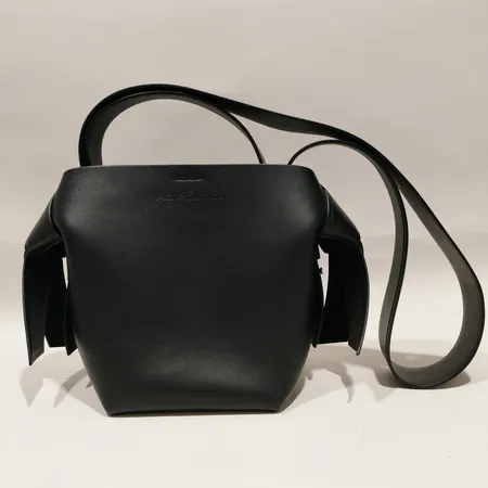 Väska Musubi Mini Shoulder Bag Acne Studios Stockholm W203C30F, svart skinn, reglerbar axelrem, svart insida med innerficka, zipögla med logo, mått 20,5x22x14cm, Italy, kvitto Acne studios Stockholm 2021 dustbag Skickas med postpaket.