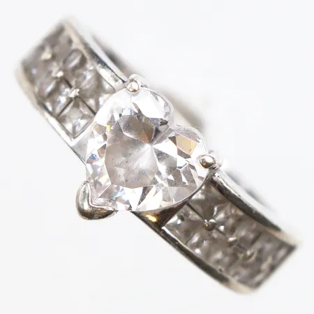 Ring med vita stenar, stl:17, bredd 2,7-8,4mm, skev skena, 925/1000 silver. Vikt: 5,1 g