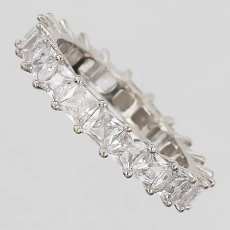 Ring med vita stenar stl:17, bredd 4mm, silver 925/1000 Vikt: 2,8 g