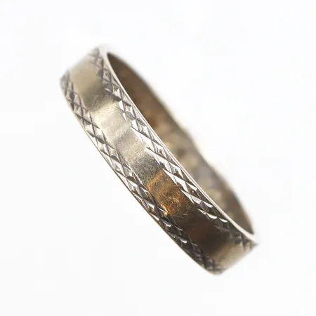 Ring med mönster, stl:16¼, bredd 3,9mm, vitguld, gravyr, 18K. Vikt: 2,7 g