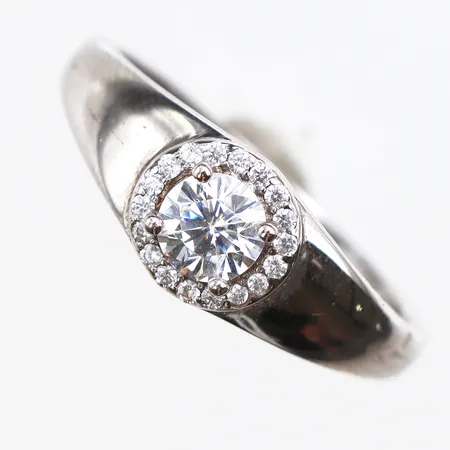 Ring med vita stenar, stl:18, bredd 1,6-7,2mm, 925/1000 silver. Vikt: 1,9 g