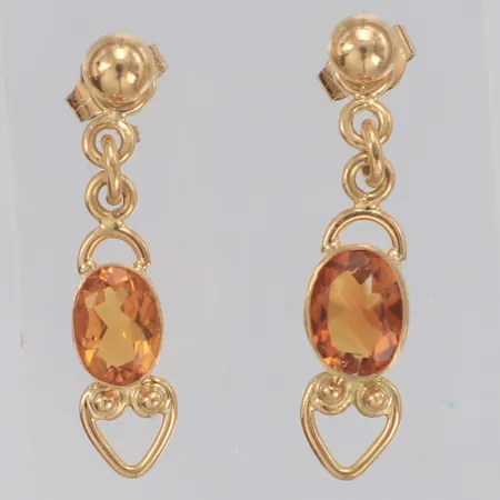 Ett par örhängen med påhängen med orange stenar, nagg, längd 26mm, ostämplat 18K Vikt: 2,9 g