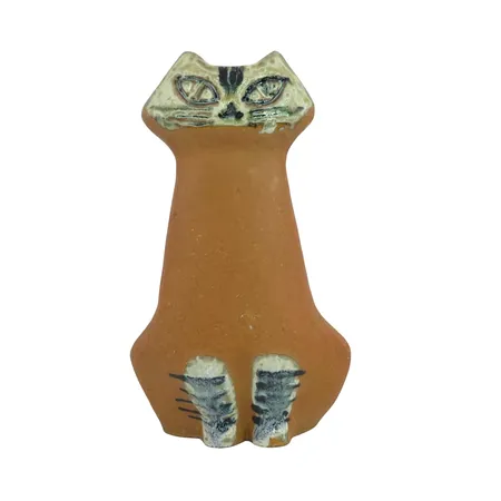 Figurin Lisa Larson "Katt" ur serien LILLA ZOO, höjd 12 cm, Gustavsberg, i produktion mellan åren 1956-1978, stengods, etikett på undersidan, skick utan anmärkning (tillverkningsmiss, glasyr saknas i nederkant på en tass), vikt kring 182 gram