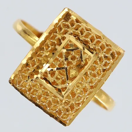 Ring med filigranarbete justerbar stl:15 bredd 14mm skev skena filigranarbete defekt 21K. OBS Ändrad beskrivning 2026-09-23 Vikt: 1,8 g