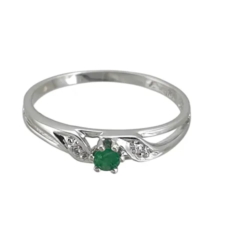 Diamantring i 18K vitguld med Smaragd Ø 2,7 mm, Diamanter 2 st totalt 0,01ct - stämplat på skenans insida, svensk kontrollstämpel, stl:17¼ mm, bredd 1,3 - 3,5 mm Vikt: 1,8 g