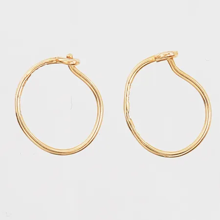 Ett par örhängen, ca Ø10mm, bredd 1mm, Opifors AB, Falköping, bruksslitage, 18K Vikt: 0,6 g