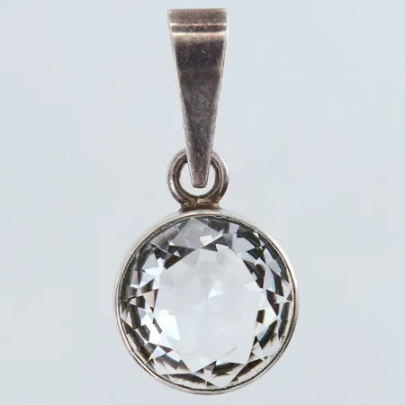 Hänge med bergkristall  längd inkl. ögla 5cm bredd 2,4cm år 1998 Gussi-Smycken Ab silver 830/1000 Vikt: 15 g