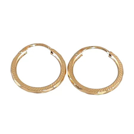 Örhängen Creoler i 18K guld, mönstrad modell, diameter 13 mm, tjocklek 1,2 mm, fint skick Vikt: 0,6 g
