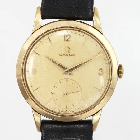 Herrur Omega 1950-tal Ø35,5mm, manuell, referensnr:2684, serienr:14258201, kaliber:266, boettnr:11267481, repigt plastglas, sekundvisare, svart läderband ej original, personlig gravyr på bakboett, krona ej i guld, 14K i boett, bruttovikt: 37,3, gram