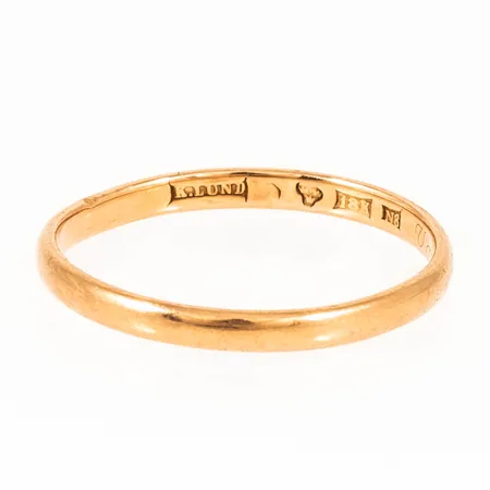 Ring slät stl:23½ bredd 2,7mm, ojämn, gravyr, 18K 3,7g.