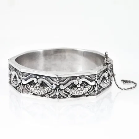 Armring jugendstil innermått 18,5cm (öppningsbar) bredd 18mm, defekt säkerhetskedja, svensk importstämpel, silver 835/1000 38,6g. 