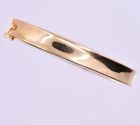 Armring öppningsbar stl:60x48 mm bredd 9 mm 18K. Vikt: 12,2 g