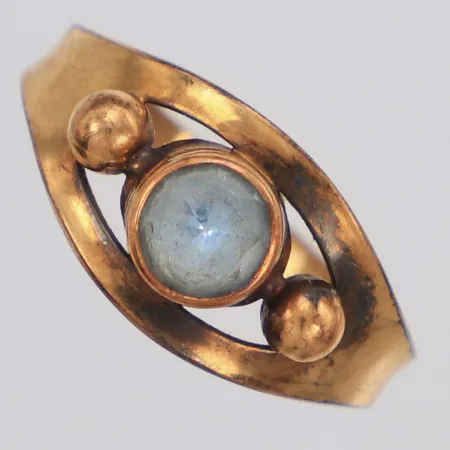 Ring med blå sten stl:18¾, bredd 10mm, 18K Vikt: 2 g