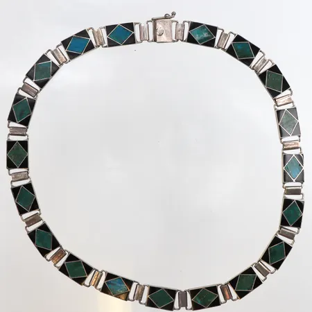 Collier med lapis lazuli blå och grön, längd 44,5cm, bredd 11,1mm, 830/1000 silver.  Vikt: 47,2 g