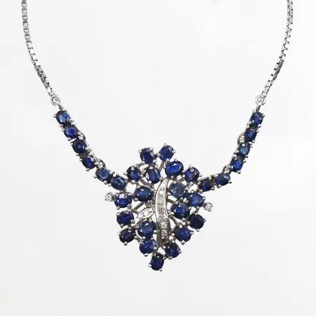 Collier med safirer och diamanter, 10 x ca 0,01ct, längd 37cm, bredd 1,5-29,5mm, vitguld, 14K. Vikt: 12,5 g