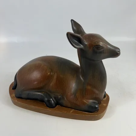 Figurin Rådjur av Gunnar Nylund, Rörstrand, höjd 21,5cm, bredd 30cm, djup 15,5cm, originalplatta, slitage på platta. Skickas med postpaket.