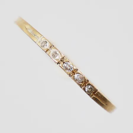 Ring med vita stenar stl: ca 17¾ bredd: ca 1mm 18K Vikt: 0,8 g