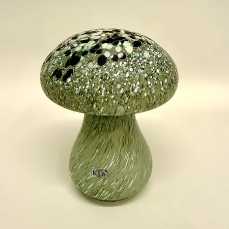Skulptur, svamp, höjd 15cm, bredd 12,5cm, Monica Backström Kosta Boda, grönmelerat glas, etikettmärkt