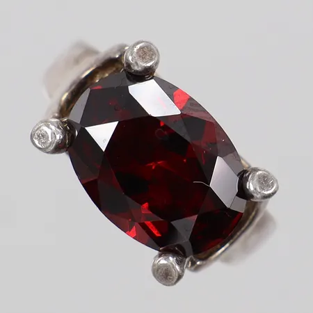 Ring med röd sten stl: ca 17¼ bredd: ca 2-11mm ostämplad 830/1000 silver Vikt: 6,8 g
