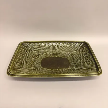 Fat Arena, design Berit Ternell f. 1929, Upsala-Ekeby, 23x34cm, höjd 5,5cm, grönglaserat med reliefdekor Skickas med paket.