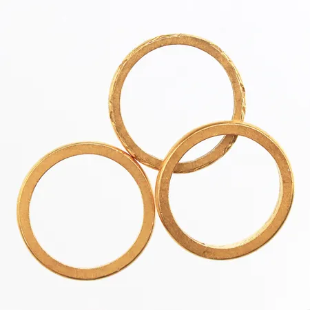 Diverse ringar, stl:16, bredd 2,4-2,5mm, gravyrer, 23K. Vikt: 12,9 g
