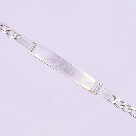 Armband med bricka Abdo längd 21 cm bredd 4-7 mm silver 925/1000. Vikt: 8,3 g