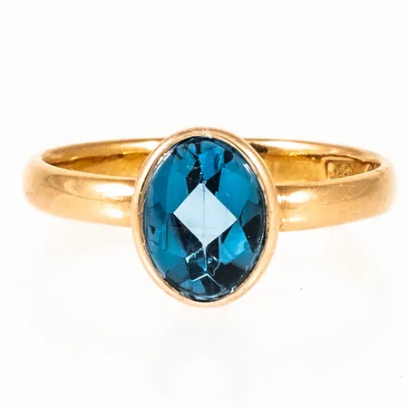 Ring med en blå/turkos sten (möjligen topas) stl:18¾ bredd 3-10mm, 18K 3,7g.