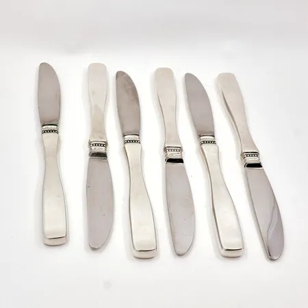 6 knivar modell Uppsala, längd: ca 18cm, blad i rostfritt stål, silver 830/1000 Brv: 337,3g Vikt: 337,3 g