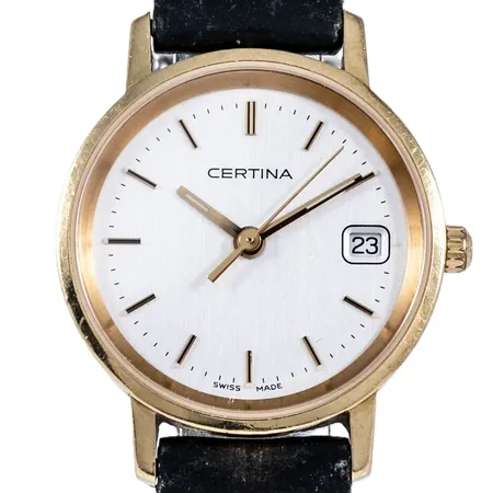 Damur Certina guld 18K quartz Ø24mm, safirglas, datum, med svart läderband (defekt) bruttovikt 16,5g.