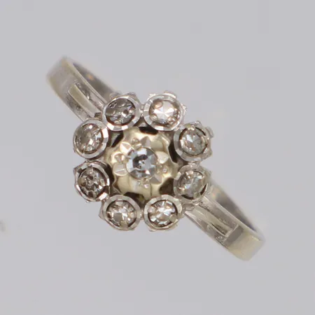 Ring med åttkantslipade diamanter 0,19ctv, stl 16¼, bredd 8,8mm, importstämplat vitguld 18K Vikt: 2,7 g