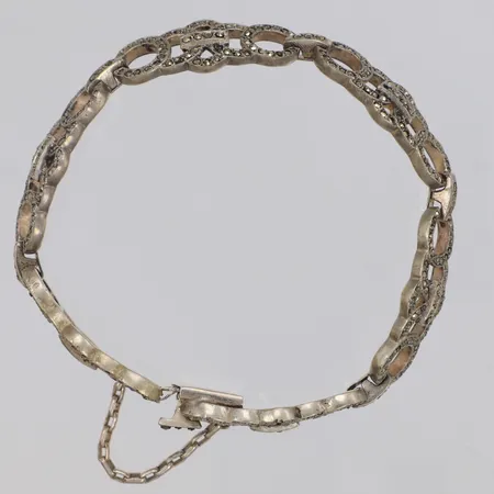 Armband med markasiter, längd ca19cm, bredd 13,1mm, säkerhetskedja, stenar saknas, nagg, år 1952, kattfotstämplad, 830/1000 silver Vikt: 26,1 g