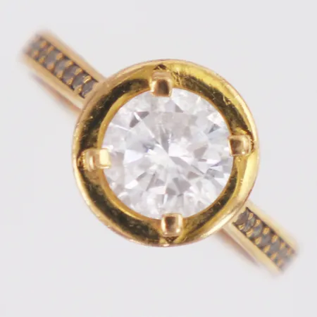 Ring med vita stenar stl:17¼, bredd 2,3-10,5mm, 21K Vikt: 3 g