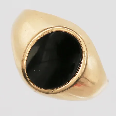 Klackring med onyx, stl21¼, bredd 15mm, Joh Petterssons Eftr Juvelerar AB, Stockholm 1965, 18K Vikt: 3,9 g