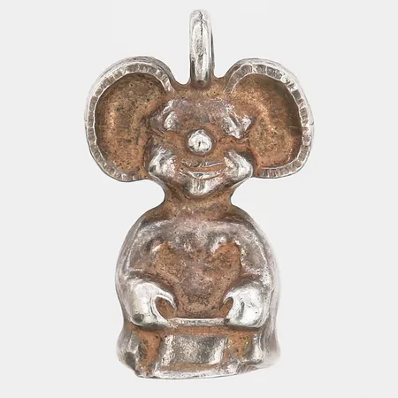 Hänge Kluringen, längd inkl. ögla 33mm, bredd 20mm, otydliga stämplar, gravyr, silver 925/1000 Vikt: 12,2 g