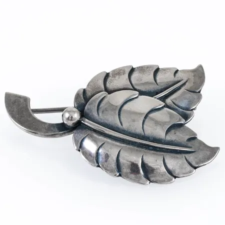Brosch löv 44,5x29mm silver 5,8g. 