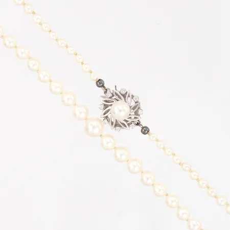 Pärlcollier doserat med lås i vitguld 18K 53cm, bredd: 2,5-6mm, bruttovikt: 15,9gram Vikt: 15,9 g