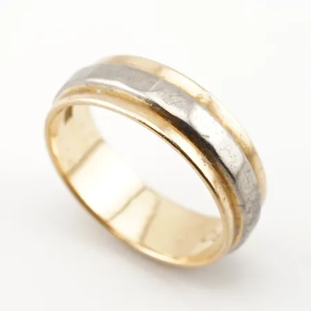 Ring, stl 19½(61), bredd 6,5mm, 18k, gravyr Vikt: 7,2 g