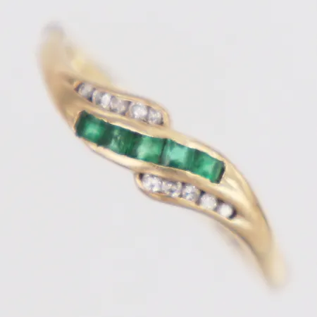 Ring moissaniter och gröna stenar stl:16¾, bredd 1,7-4,4mm, skadade stenar, 14K Vikt: 1,5 g