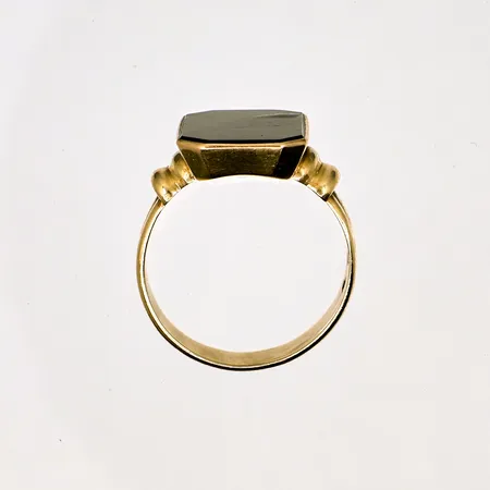 Klackring med Onyx stl 19½, ca 16,4x12,6mm, bredd 4,6-16,4mm, svensk stämplad, 18K Vikt: 5,4 g